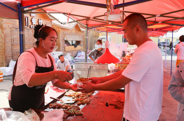 国庆假期 环博斯腾湖公路成旅游热点