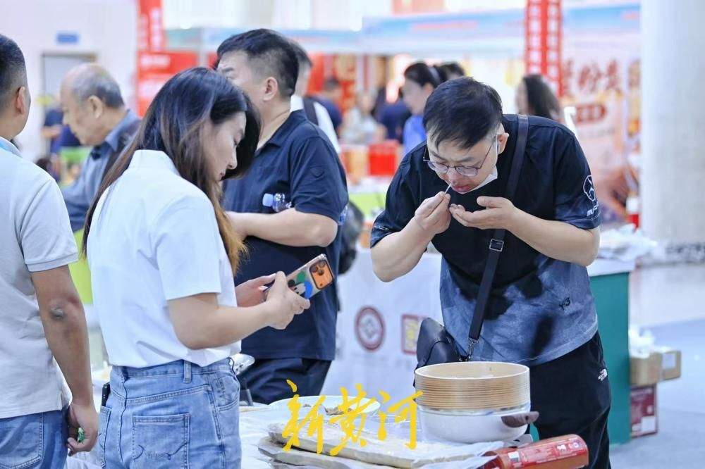 舌尖盛宴!鲁菜美食推广季开启,市民沉浸式逛吃