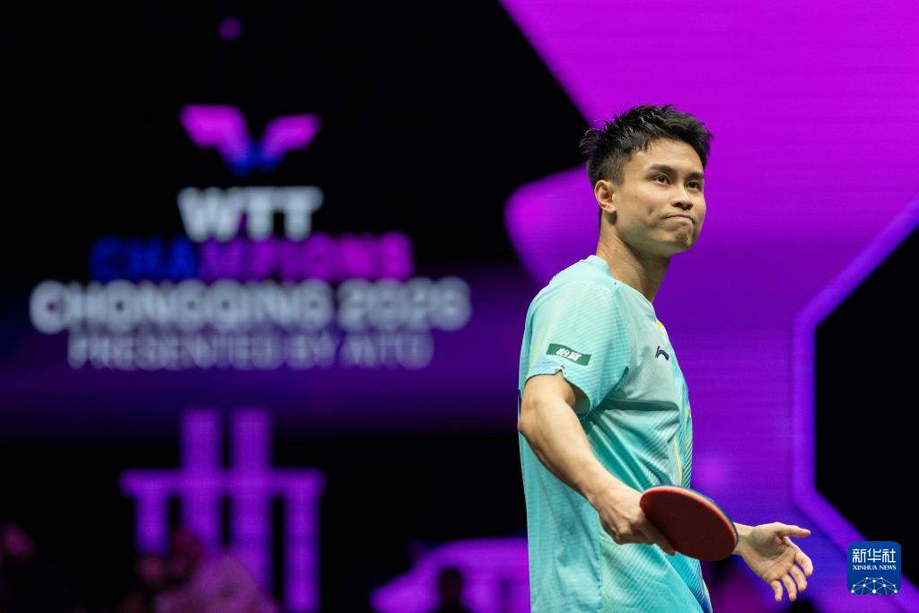 乒乓球——WTT重庆冠军赛：周启豪胜黄友政 晋级男单16强