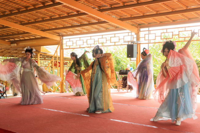 国庆假期 新疆博斯腾湖景区开启“人景共欢”模式