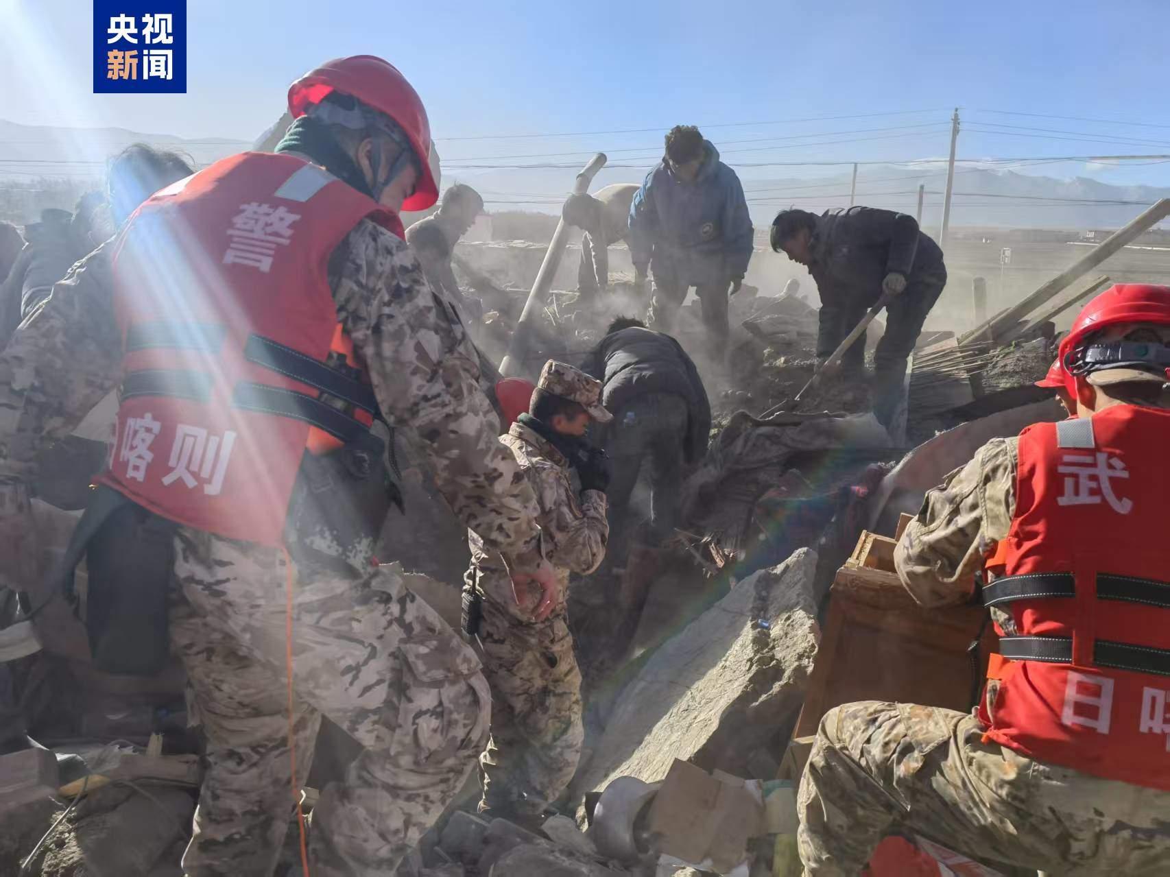 直击救援现场 西藏受灾地区多名被困群众被救出