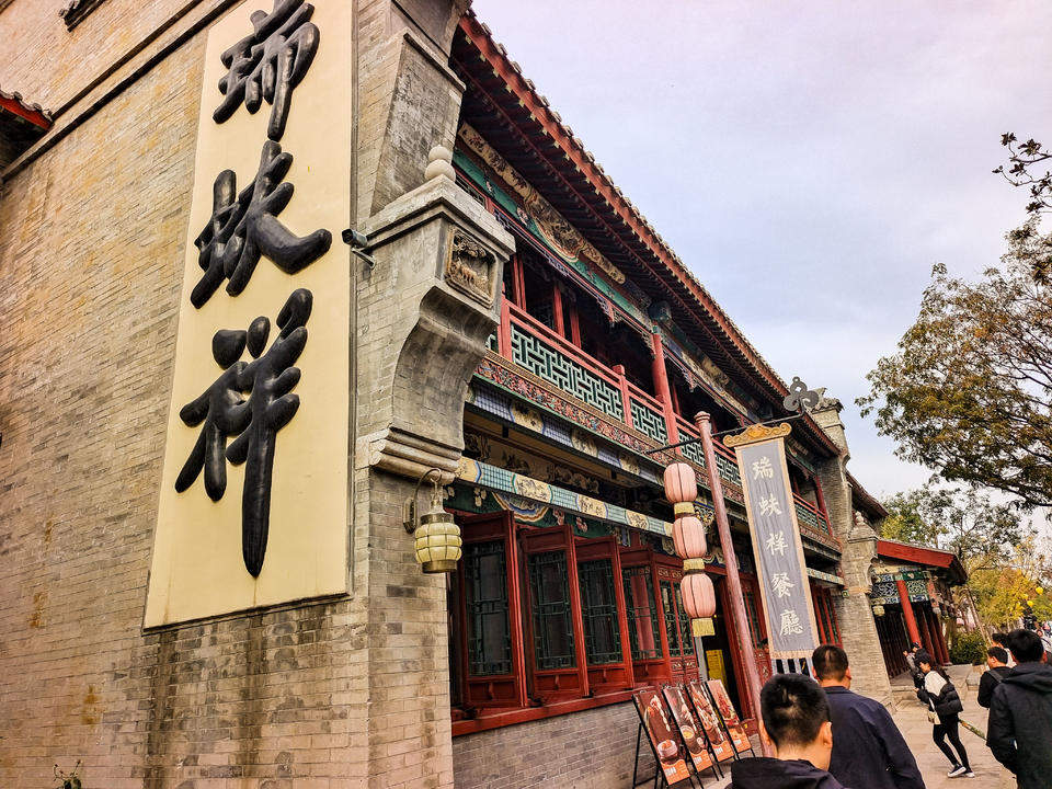 明水古城幽雅安静，游客沉醉于水城一色的美景之中