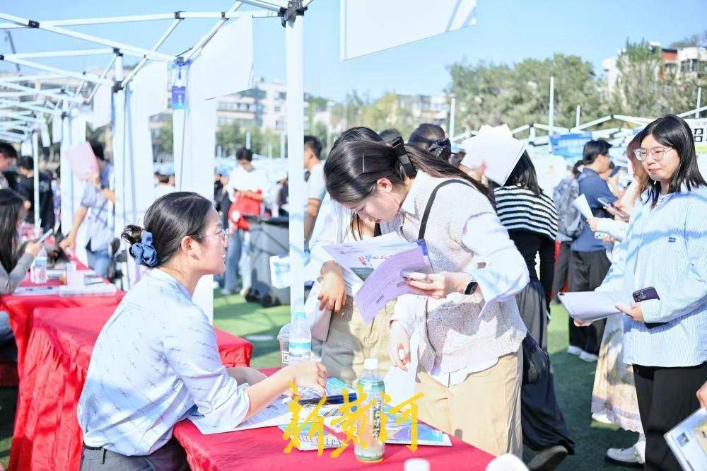 秋招揽才正当时 驻济高校双选会现场火热