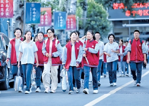 步履从容笑意浓，济南中考学子自信离场