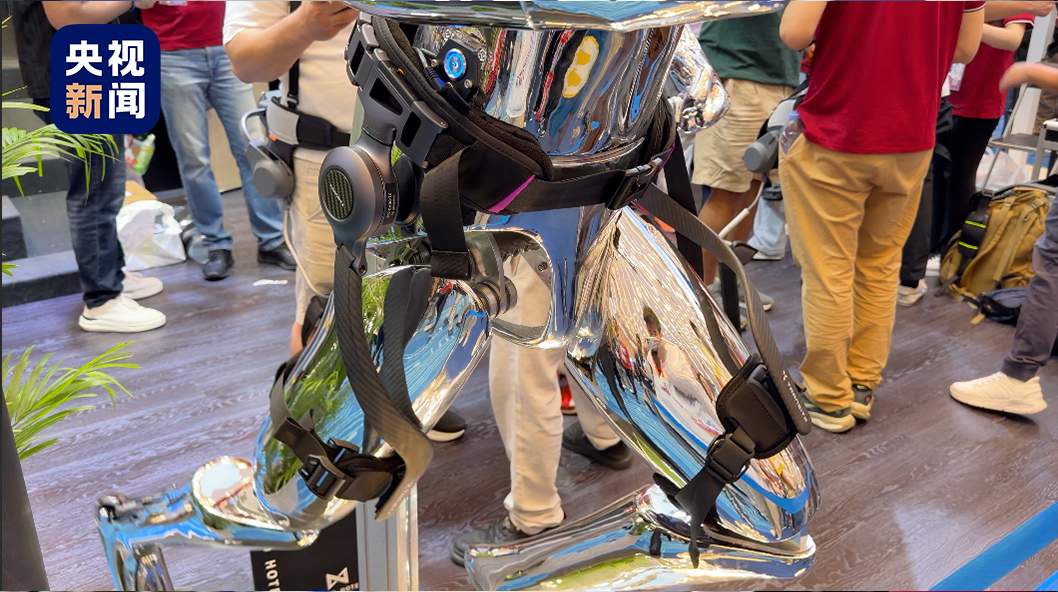 广交会暖心一幕！中国机器人，帮外国友人重新站立行走