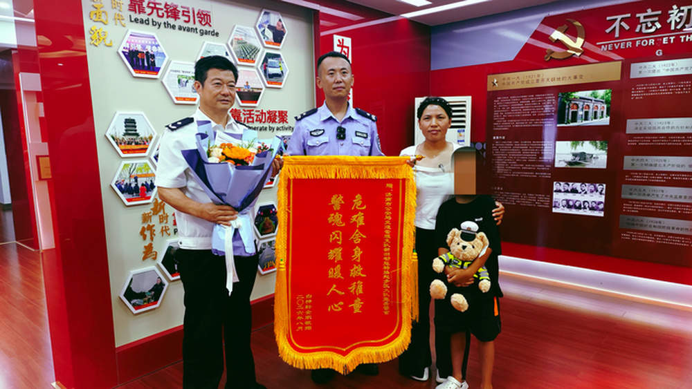 济南辅警威海勇救落水男孩后续：孩子刚出院没回家，先来感谢救命恩人