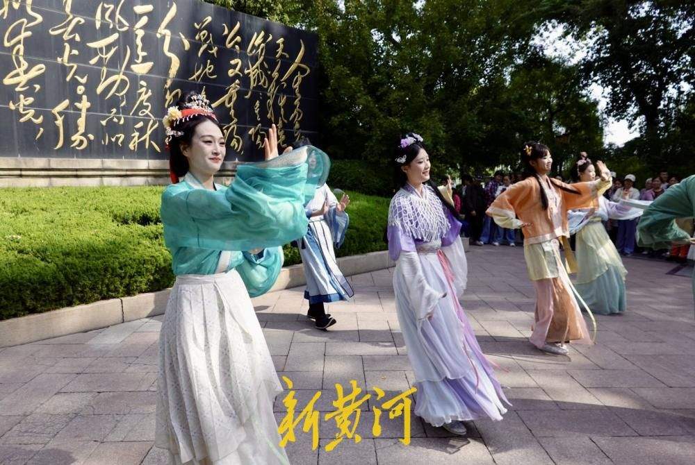 大明湖“趵突夜画·名士天团”古风巡游，舞者身着汉服沿湖起舞