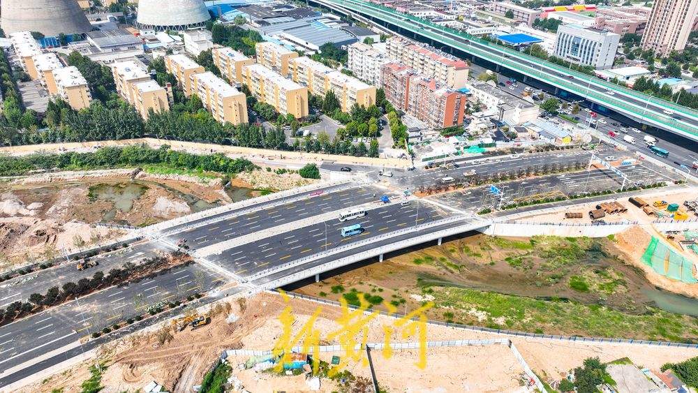 奥体西路北延全线沥青铺设到位
