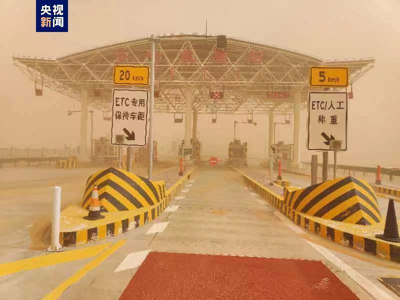 受大风沙尘天色影响 内蒙古境内个体高速公途采用紧闭办法