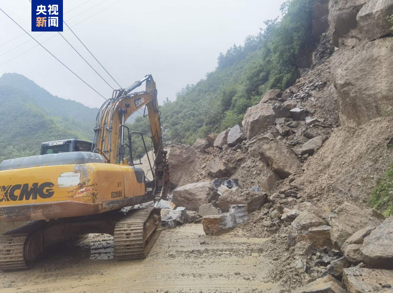 湖北保康S468省道发生多处塌方 道路交通中断