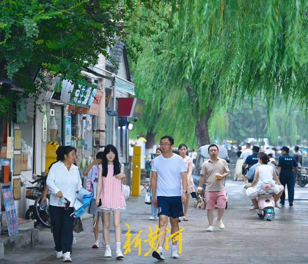 末伏时节游济南明府城 泉水街巷引游客漫步纳凉