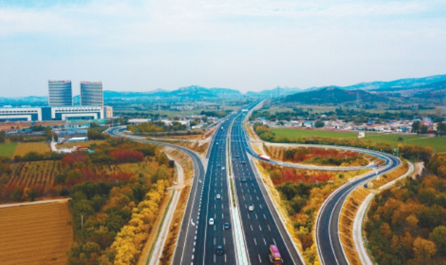 济菏高速改扩建工程全线通车 是全国首条改扩建零碳高速