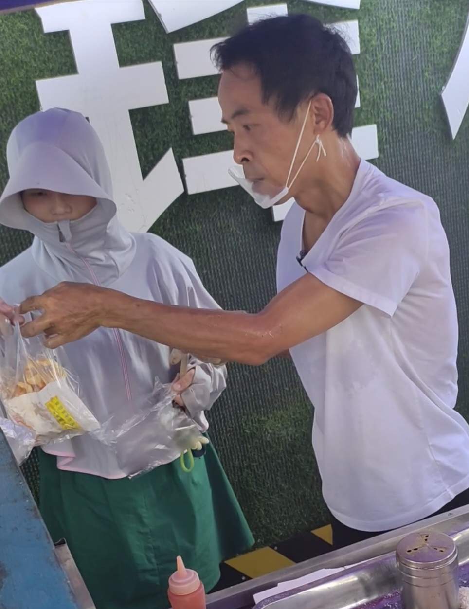 揭秘“鸡排哥”和“鸡排家族”：没火前他免费教亲戚炸鸡摆摊，走红后亲戚都来帮忙打下手