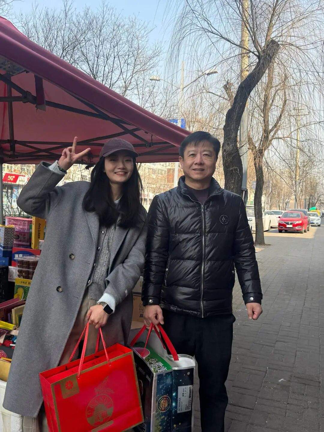 全网刷屏！女孩27年后与照片里的陌生人同一地点神奇偶遇：背后老式电话亭变5G手机店