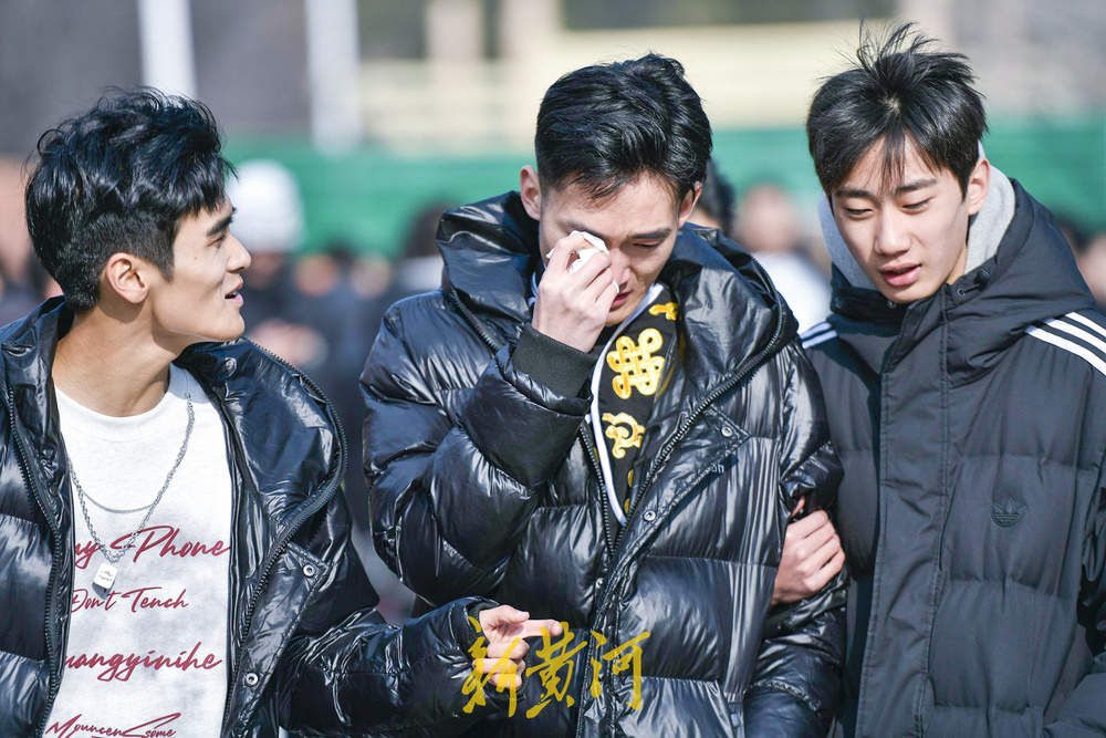 济南艺考现场打分揭晓成绩 考点外有欢笑亦有泪水