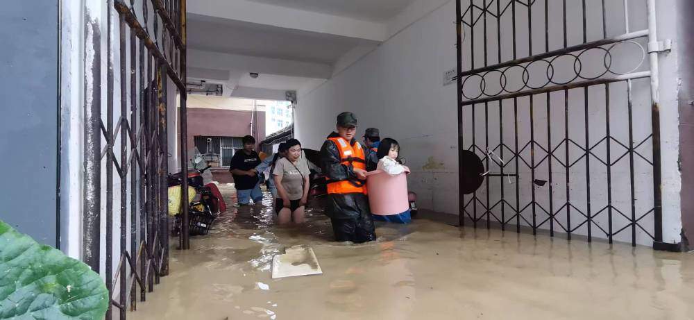 多地暴雨来袭 各方全力应对