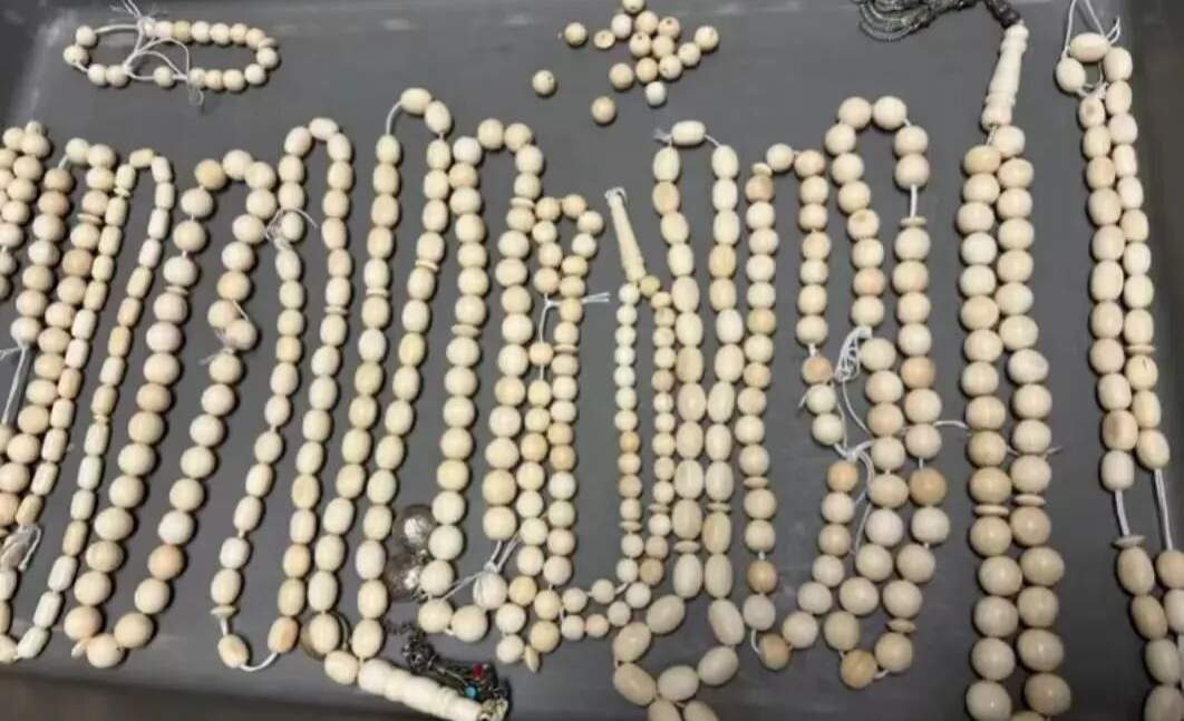 女子在机场两次拒绝帮忙带行李，网友提醒：不能帮