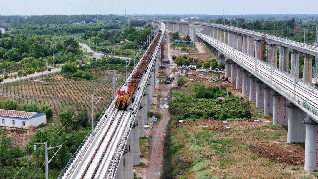 设计时速350公里 荆荆高铁全线铺轨顺利完成