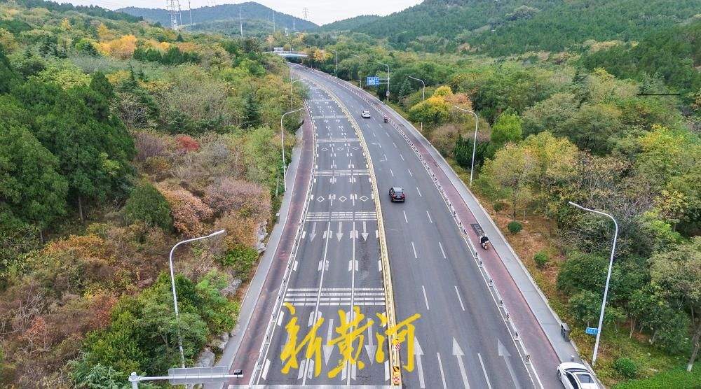 济南旅游路千佛山段加装隔离护栏，水泥墩底座配钢制护栏如长龙