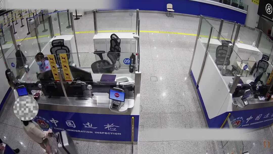 孩子在护照上盖“哆啦A梦”，妈妈出入境时被拦下