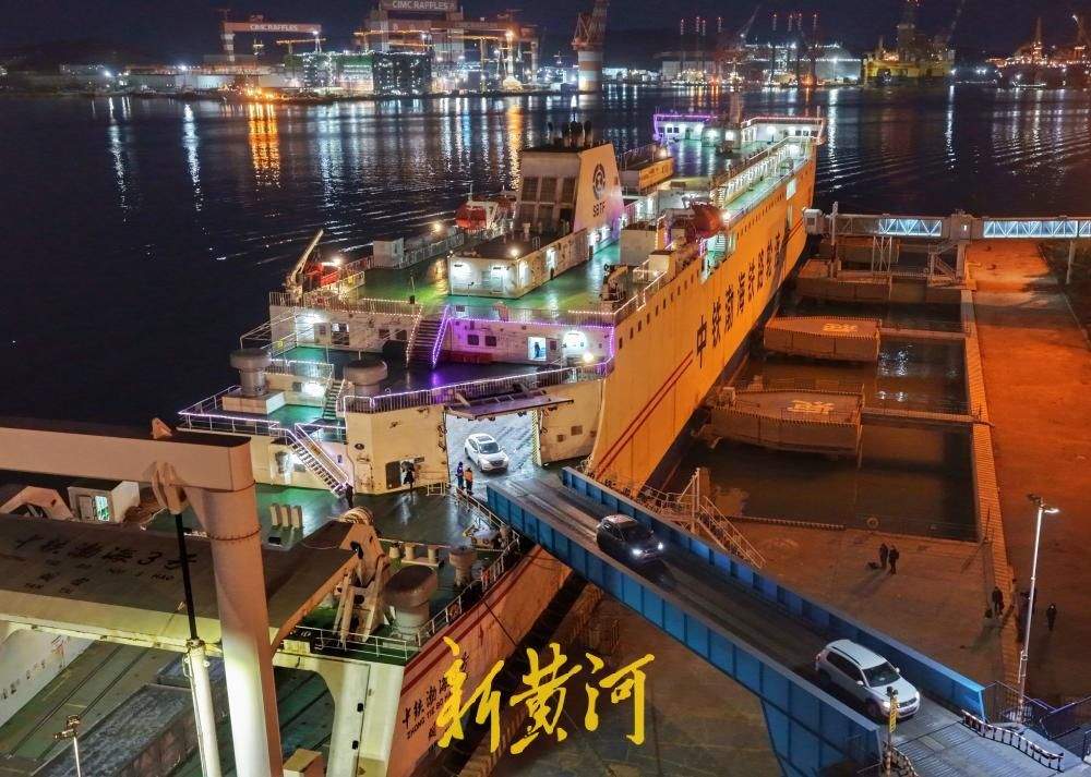 渤海海峡上演碧波上的春运