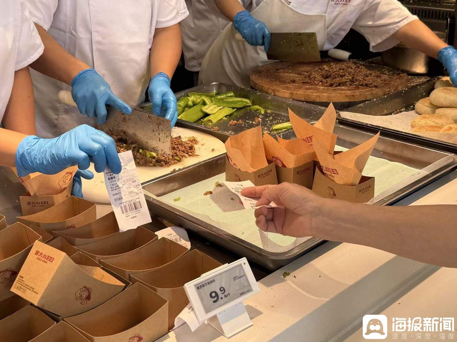 薛记炒货跨界开超市？记者实探：牛肉烧饼9.9元、汉堡排队一小时
