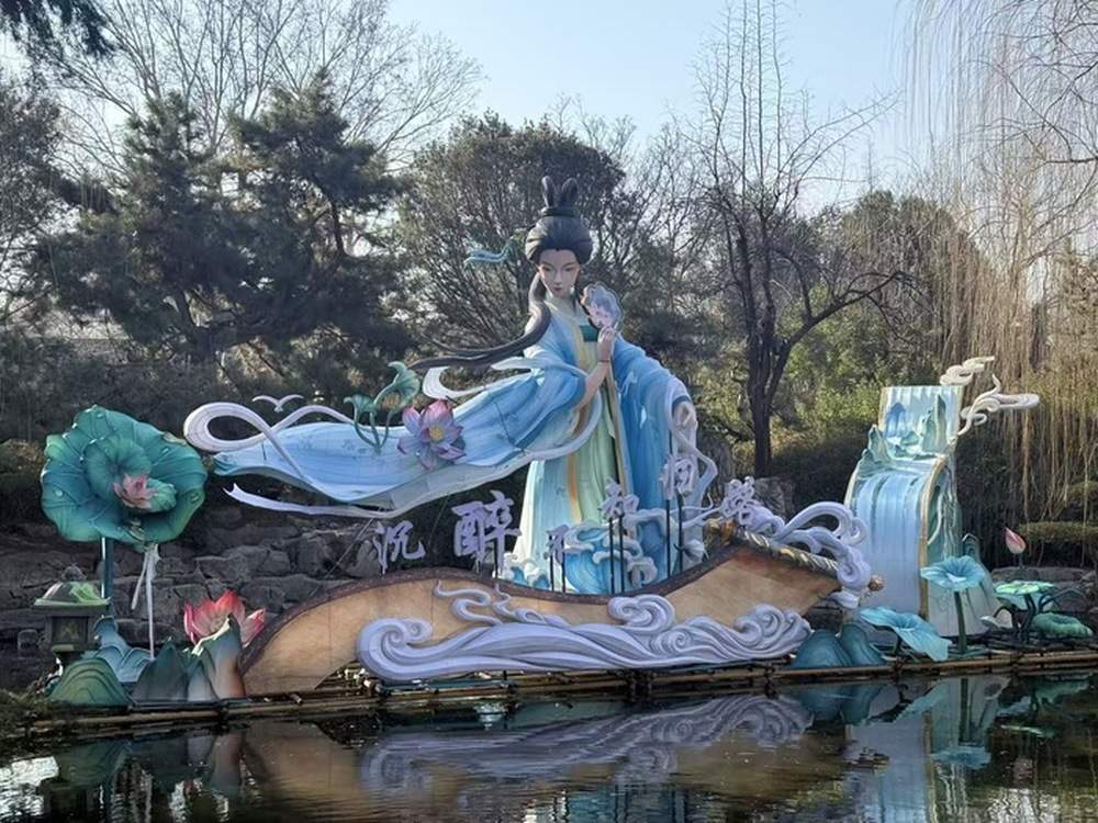 花灯筹备、大学生镜头下的水下森林与茶馆的温情留言构成冬日泉城氛围