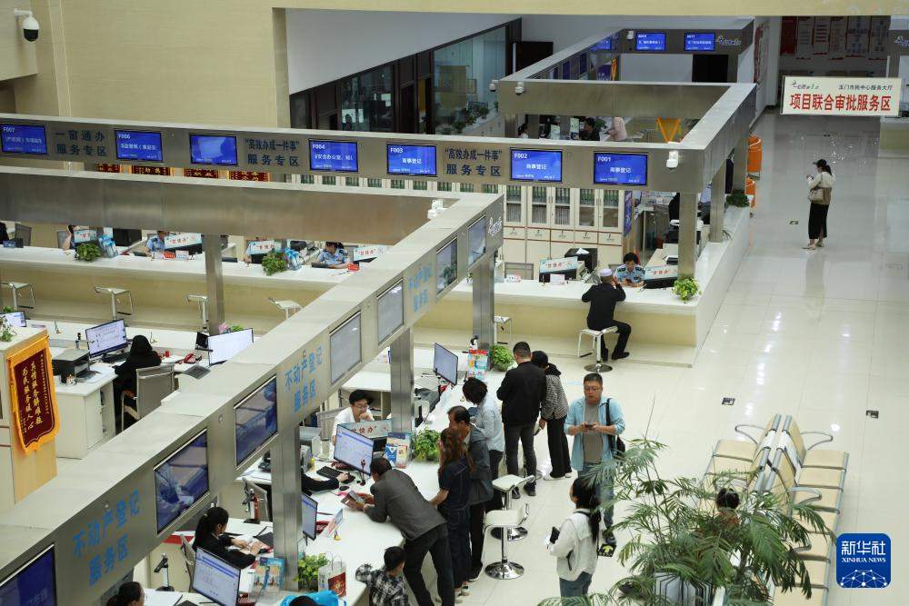 中国经济样本观察·县域样本篇丨面对石油资源枯竭，这座戈壁小城是如何走出困境的？