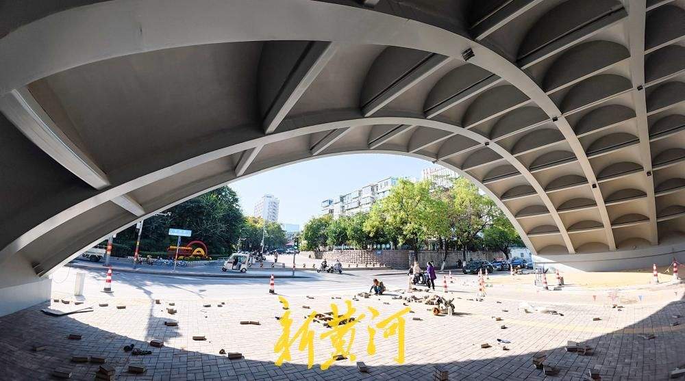 济南纬二路跨铁路天桥改造 桥拱顶部显露全貌道路恢复通行