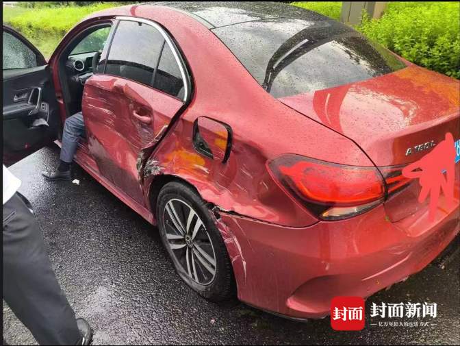 大货车顶推奔驰开90多秒，交警：不是路怒