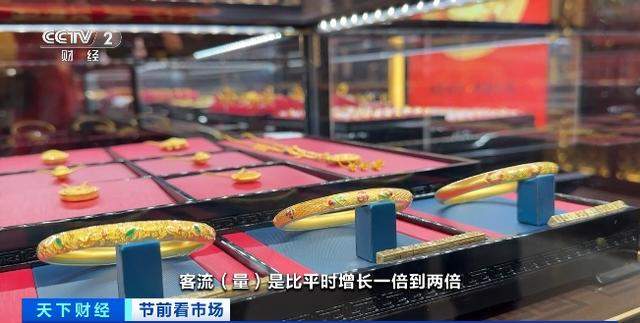 太火爆!“打飞的”来买金!有人一次买二十件!年轻人最爱这类金饰