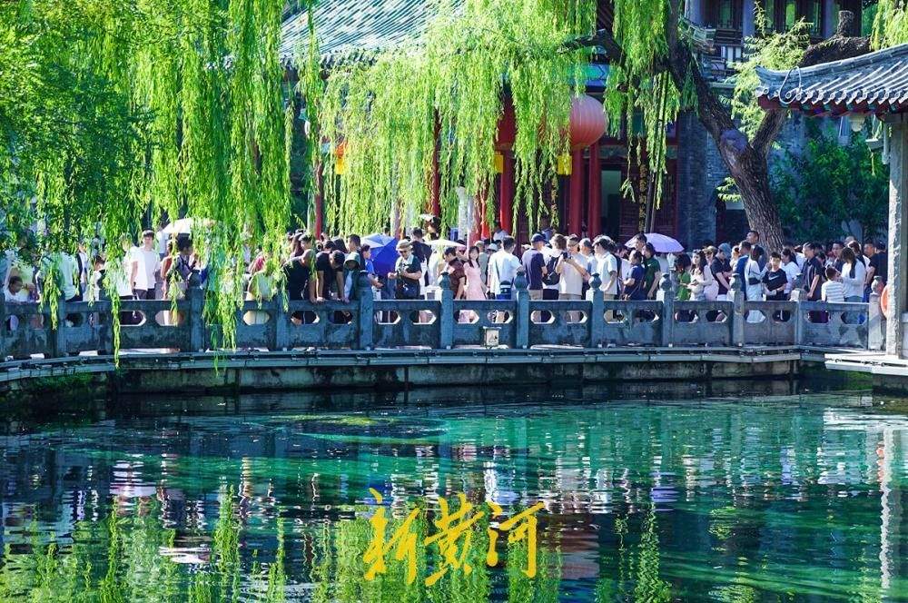 泉水汩汩迎秋客，济南趵突泉迎来错峰赏泉潮