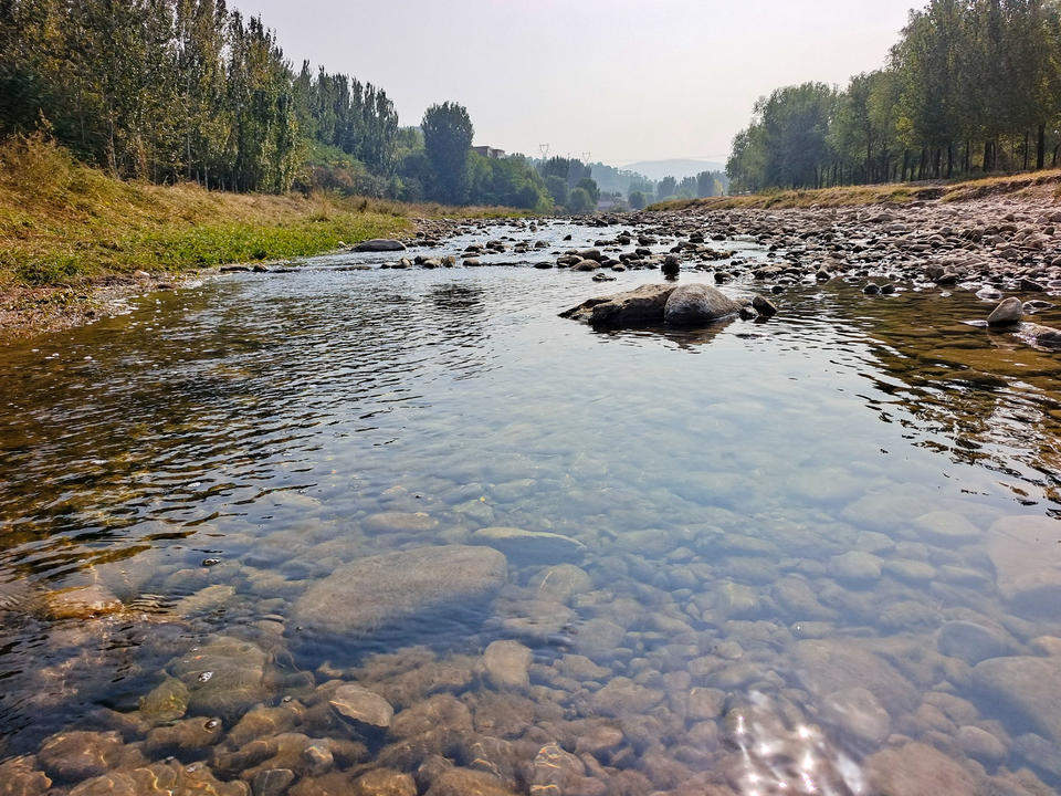 流水潺潺、鱼儿嬉戏，玉符河秋景美如画