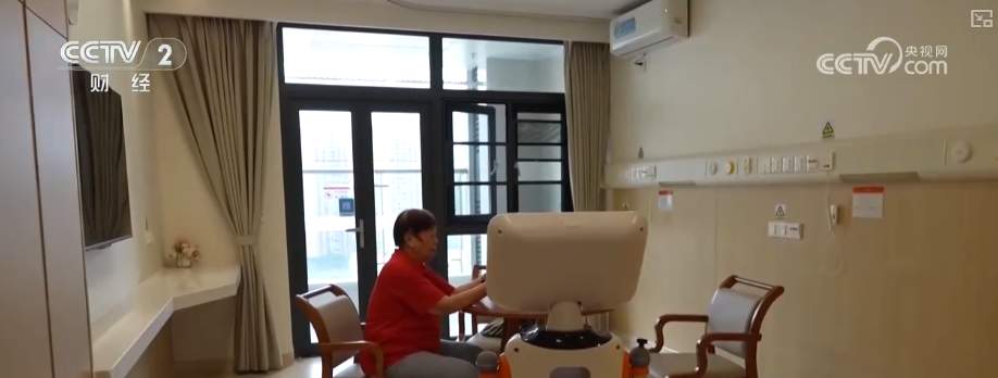 洗头、艾灸、巡逻……机器人来“敲门”！ 养老机器人成养老产业智慧化转型关键力量