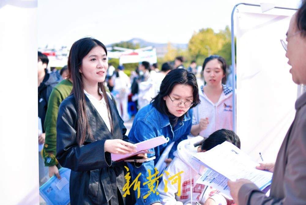 千岗聚校园 大型招聘会助力学子启航