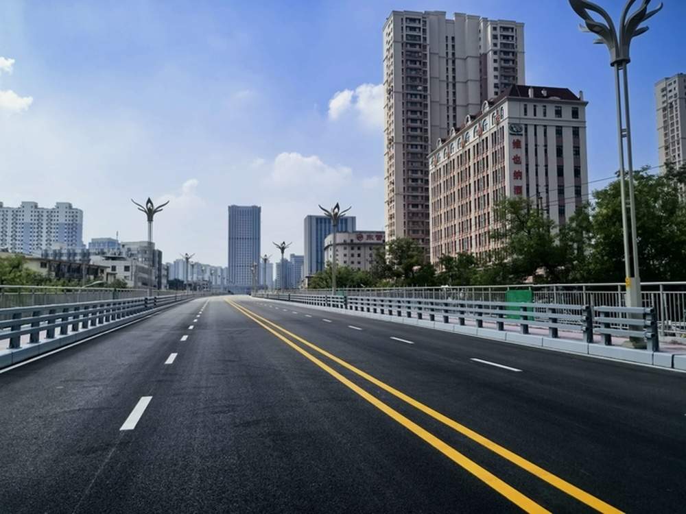 7月24日24时，济南纬二路跨铁路天桥桥上路段正式放开通行