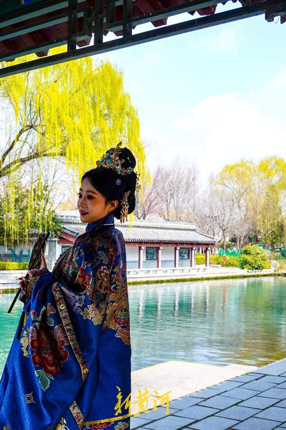 一年四季 泉在济南丨大明湖柳绿天蓝春意浓,汉服少女打卡定格春日美景