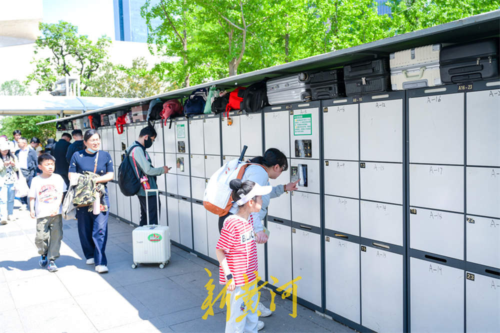 一年四季 泉在济南丨博物馆观展引热潮，寄存柜顶部放满包