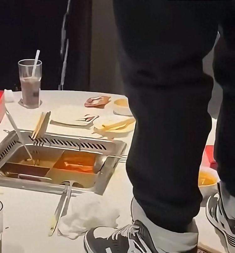 男子请客获海底捞补偿朋友要求平分，当事人回应