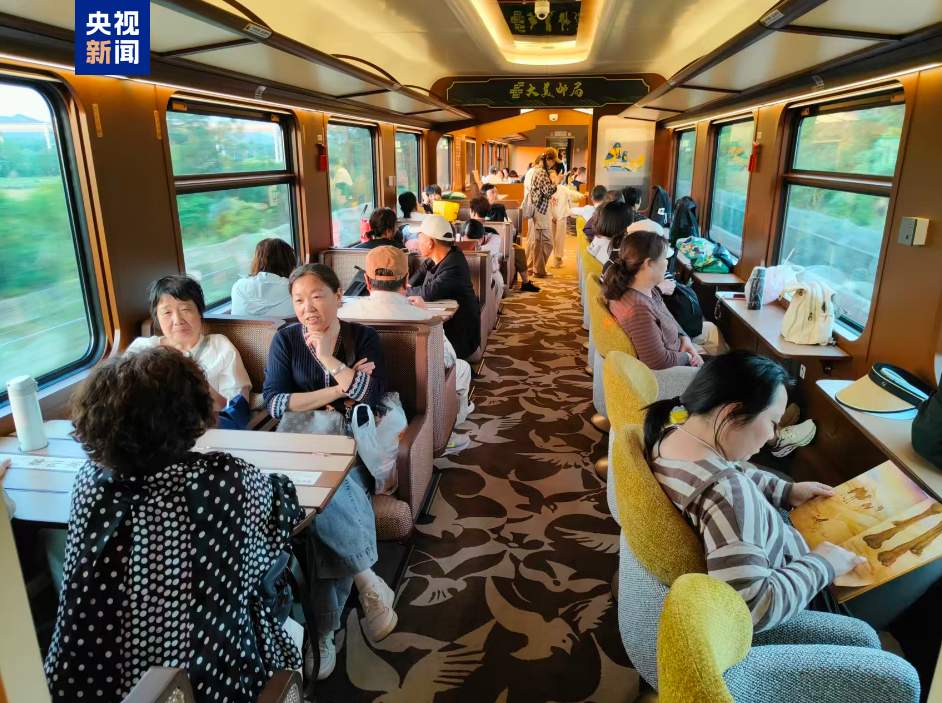 火车串联美景 各地旅游列车加密开行