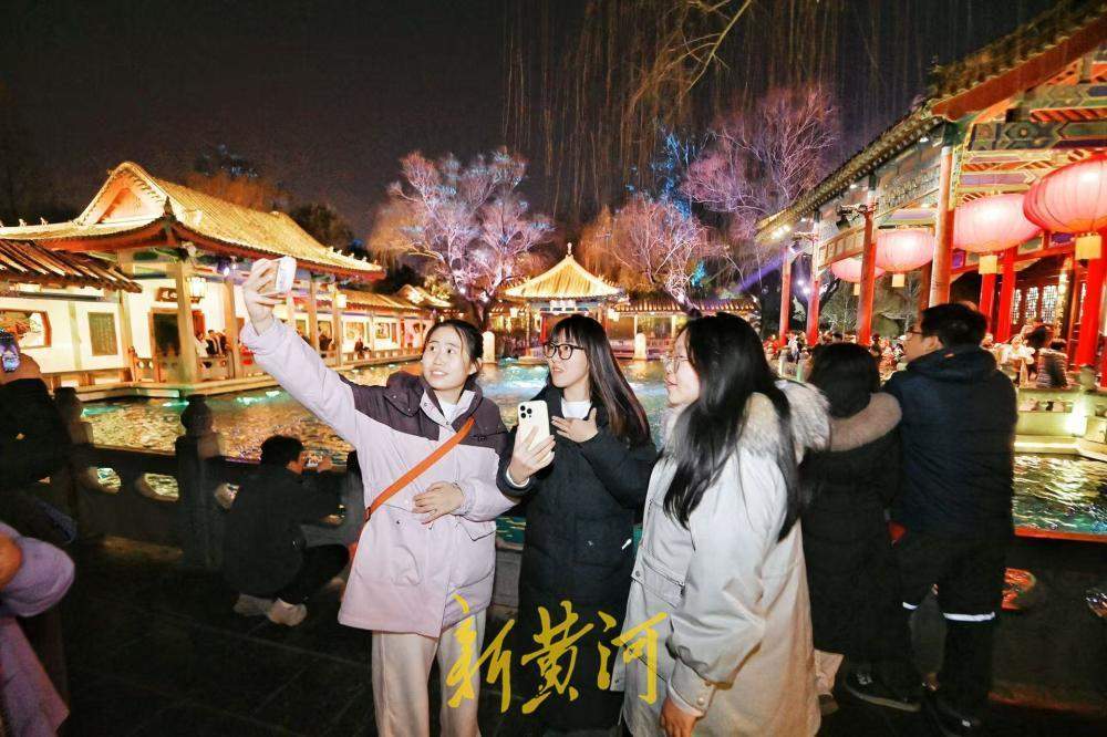 泉在济南过大年丨趵突泉三股水“水涌若轮”夜景如画