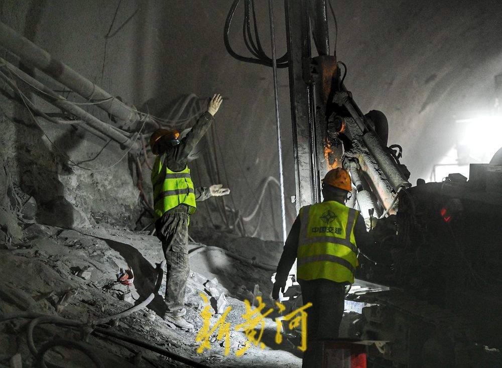 济枣铁路新龙山隧道顺利贯通