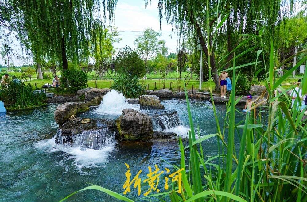 持续降雨补给充沛 济南白泉现“涌泉成瀑”盛景