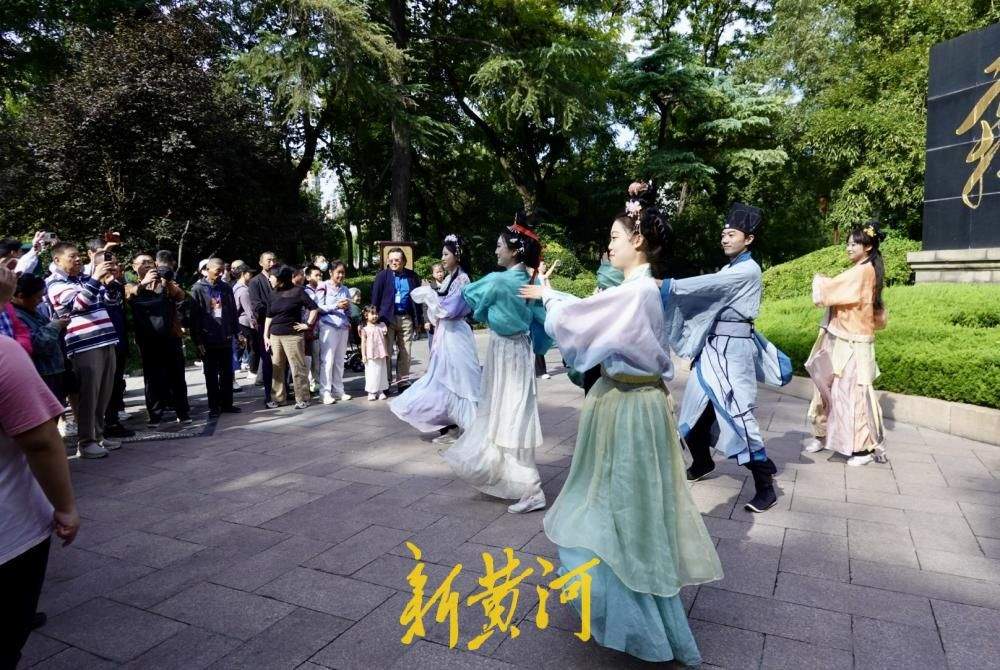 大明湖“趵突夜画·名士天团”古风巡游，舞者身着汉服沿湖起舞