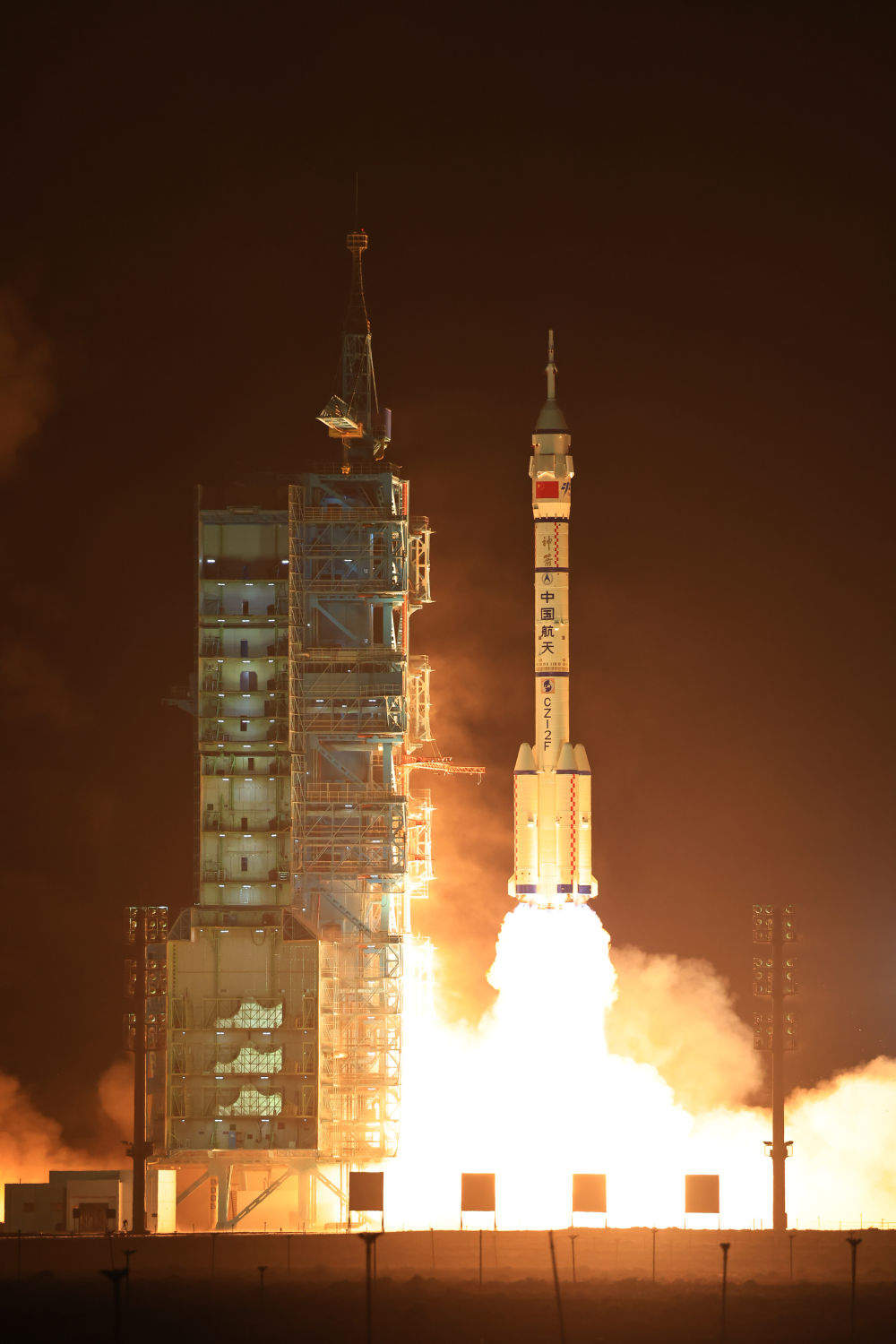 "巨龙"腾飞逐天宫——写在神舟十八号载人飞船成功发射之际