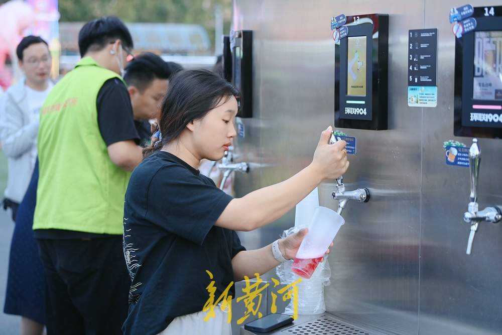 “青岛啤酒交易所”吸引市民排队打卡，点燃济南夜市新体验