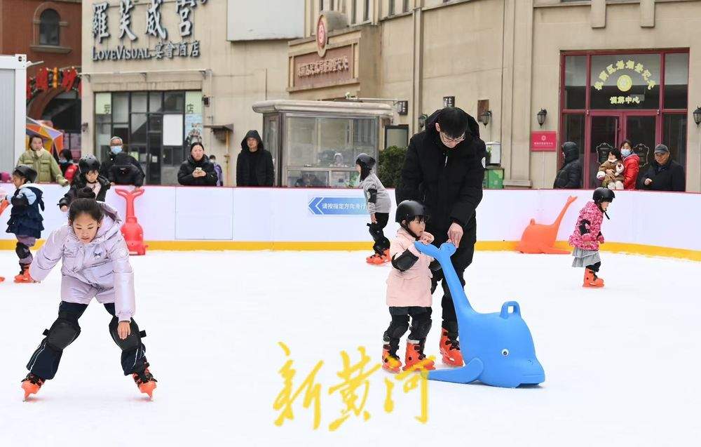 泉城冬季冰雪经济升温，孩子们家门口感受滑冰乐趣