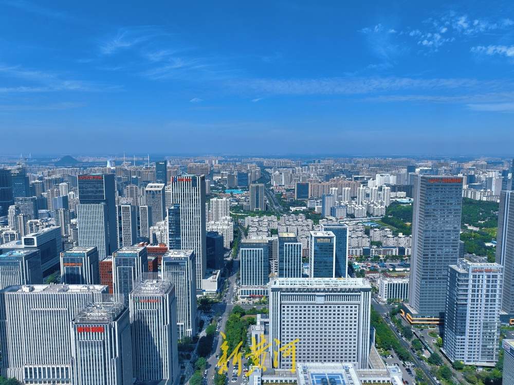 蓝天白云相映，秋日济南CBD美如画