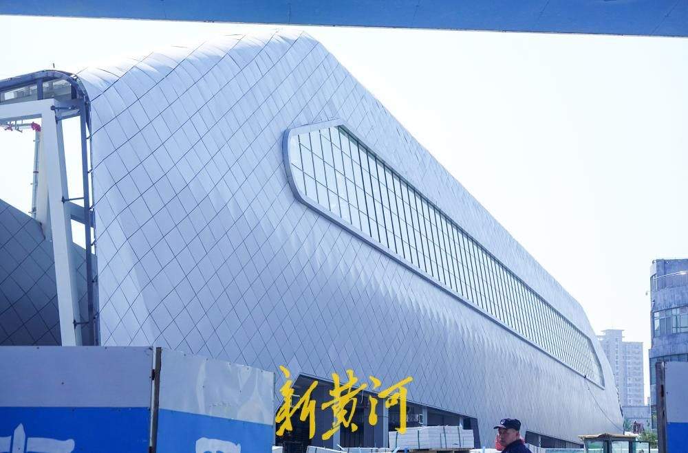 济南槐苑体育文化公园新建运动场 看台座椅安装到位