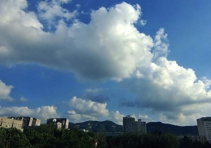 山东继续发布暴雨蓝色预警，千佛山上空无数云团急速奔流